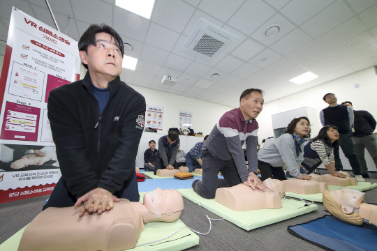 KT CPR 사내교육 담당자들이 가상현실(VR)을 활용한 심폐소생술(CPR) 교육을 받고 있다. KT 제공